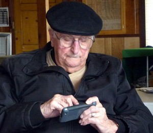 Dedek s pametnim telefonom
